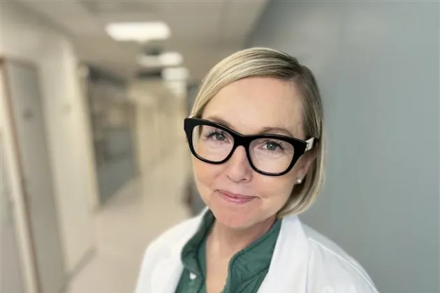 Porträtt av en kvinna med glasögon